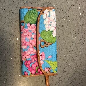 🌸 NWT Dooney & Bourke Blue Hydrangea Wallet 🌸
